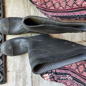 Black Rubber Rain Boots - Classic Waterproof Pull-On size 10